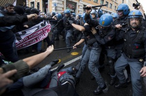 ++ Jobs Act:manifestanti caricati a corteo in centro Roma ++